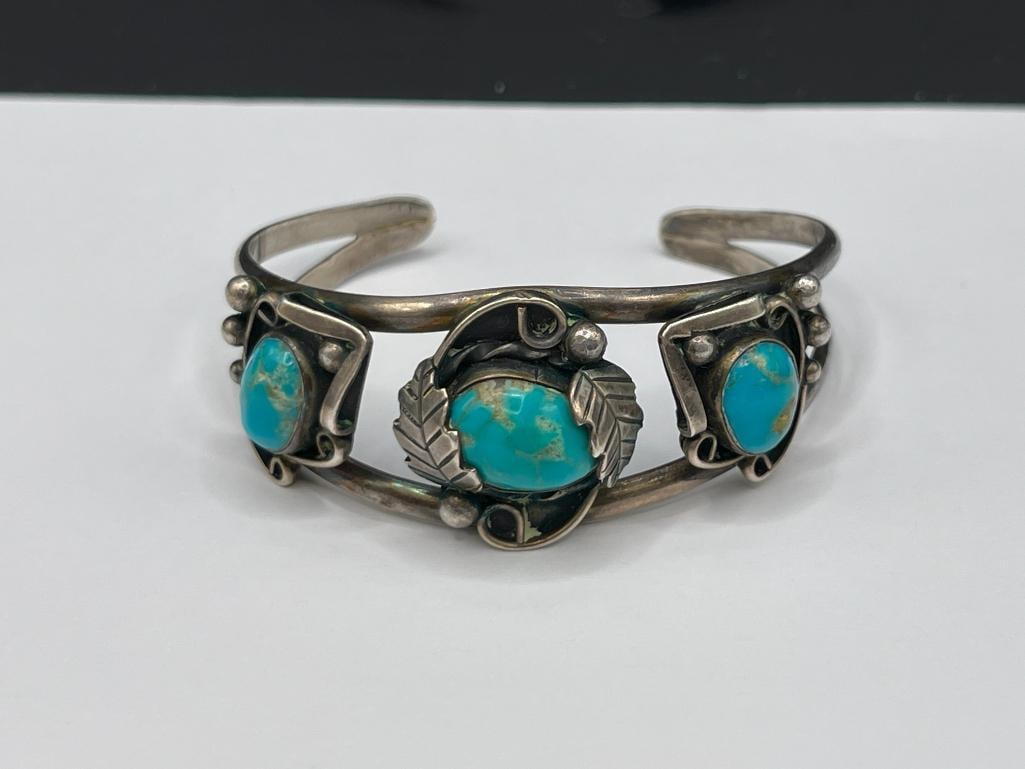 VINTAGE NAVAJO STERLING SILVER THREE TURQUOISE CUFF BRACELET (1 of 6)