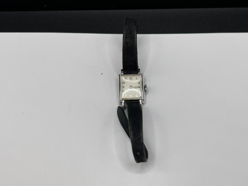 TIMEX LADIES WRISTWATCH: BAND HAS NO CLASP, STAINLESS STEEL CASE, IN RUNNING CONDITION 17MM CASE