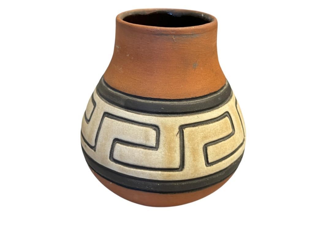 1910'S WELLER SOUEVO NATIVE AMERICAN DESIGN CARVED POT ARTS AND CRAFTS / MISSION STYLE POTTERY (1 of 5)