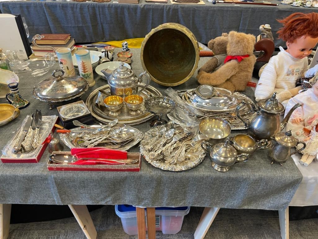 LARGE ASSORTMENT OF SILVER PLATE TABLE WARE, UTENSILS, SERVING DISHES, FLATWARE (1 of 15)