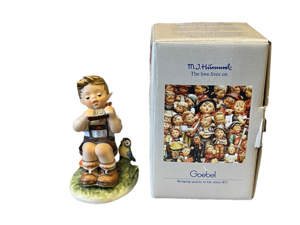 GOEBEL HUMMEL FIGURINE IN D-MAJOR NO. 287, TMK. 6 WITH ORIGINAL BOX: GOEBEL HUMMEL FIGURINE IN D-MAJOR NO. 287 TMK. 6 WITH ORIGINAL BOX, MADE IN W. GERMANY 4 1/4" H