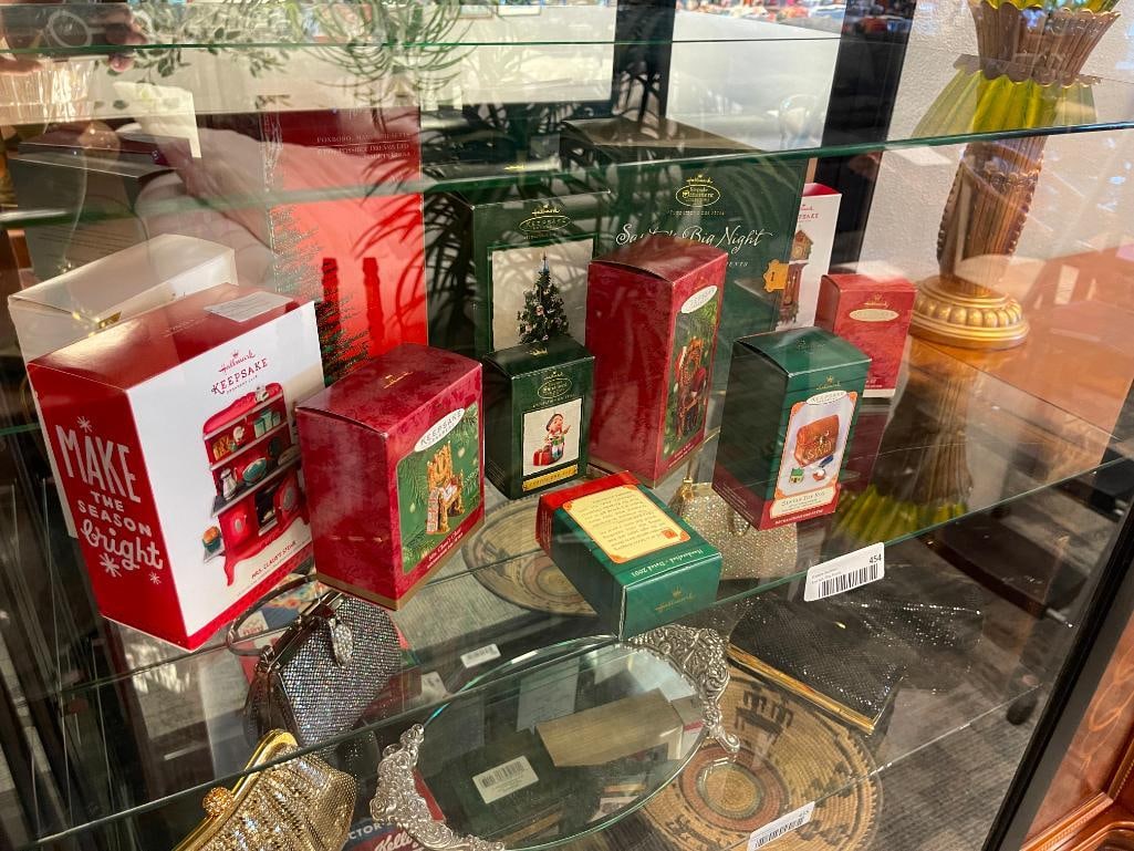 12 HALLMARK HOLIDAY KEEPSAKE CHRISTMAS SANTA ORNAMENTS FEATURING ANTIQUE TYPE ORNAMANETS (1 of 9)