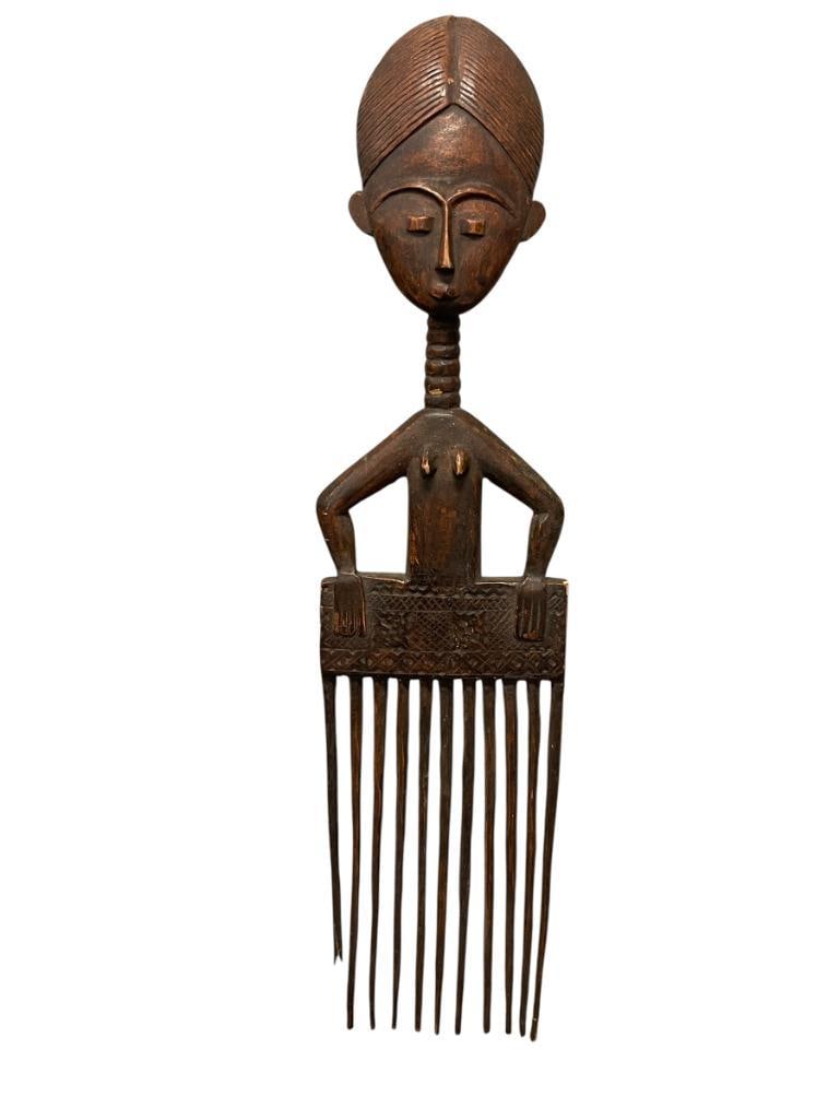 WEST AFRICA ASHANTI FEMALE FIGURAL CARVED WOOD HAIR COMB ALSO KNOWN AS DUAFE: DUAFE AFRICAN ASHANTI HAIR COMB, FEMALE FIGURAL HAIR COMB, WITH FEMALE FIGURE REPRESENTING BEAUTY AND PRETIGE, ONE OF THE TEETH IS DAMAGED 4" X 17"