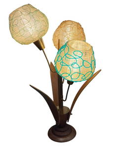 MID-CENTURY MODERN ATOMIC SPAGHETTI LUCITE ATOMIC TABLE LAMP: THREE SPAGHETTI LUCITE GLOBES IN BLUE, GREEN, AND YELLOW, SCULPTED WALNUT LEAVES AND ROUND BASE, TWO OF THE SHADE HAVE DAMAGE, SEE PHOTOS, BRASS FINISH SHOWS PITTING, TESTED + 35 11/2" H, 9" ROUN