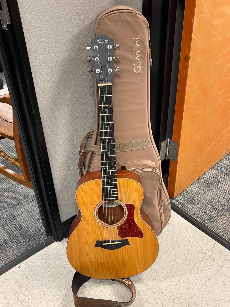 TAYLOR GS MINI ACOUSTIC GUITAR WITH SOFT TAYLOR GUITAR BAG (1 of 15)