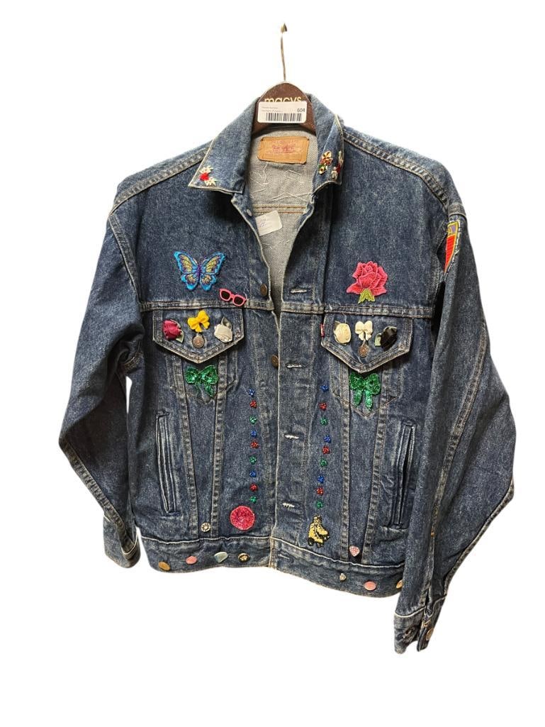 WOMANS BLUE DENIM LEVIS JACKET WITH FLORAL AND RIBBON EMROIDERED PATCHES SIZE XS (1 of 10)