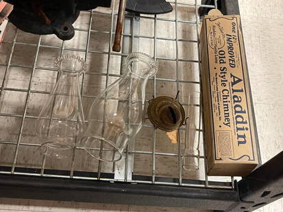 20TH CENTURY CLEAR GLASS OIL LAMP / HURRICA LAMP CHIMNEY: TOTAL OF FOUR GLASS CHIMNEY FOR OIL LAMPS, PARLOR LAMP, ETC, INCLUDES ALADDIN CHIMNEY BOX 7 1/2", 8 1/2" 6 1/8", AND 2" CHIMNEY 