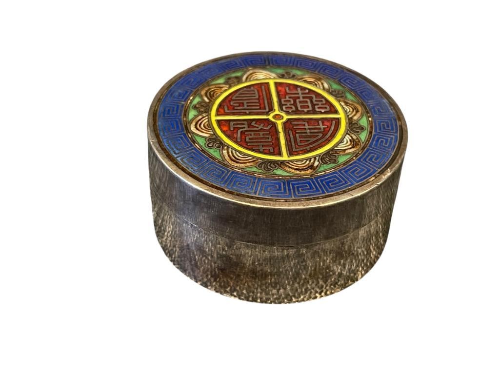 CIRCA 1930'S CHINESE EXPORT SILVER AND CLOISONNE ENAMELED ROUND PILL BOX (1 of 7)