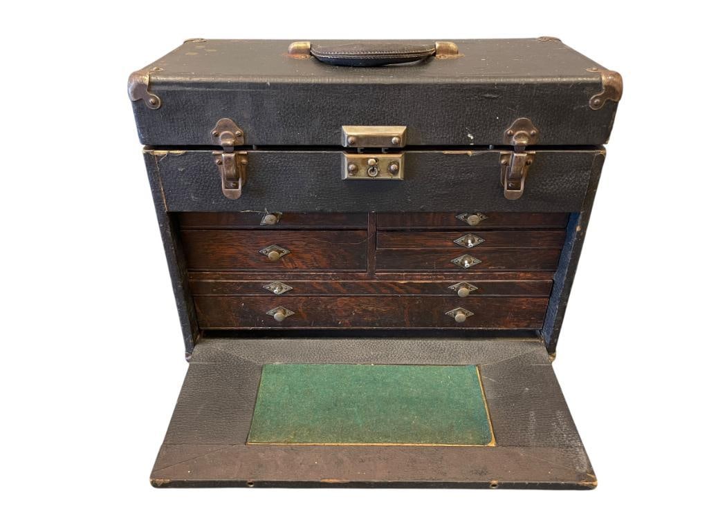 ANTIQUE GERSTNER & SONS TOOL LEATHER WRAPPED MACHINIST BOX ARTS AND CRAFTS PERIOD CIRCA 1922: GERSTNER & SONS LEATHER WRAPPED MACHINIST TOOL BOX, DIAMOND SHAPED HARDWARE AROUND NICKEL FINISH KNOBS, MISSING THREE KNOBS, HINGED TOP WITH DIAMOND SHAPED MIRROR, LEATHER SHOWS WEAR NEAR CORNERS