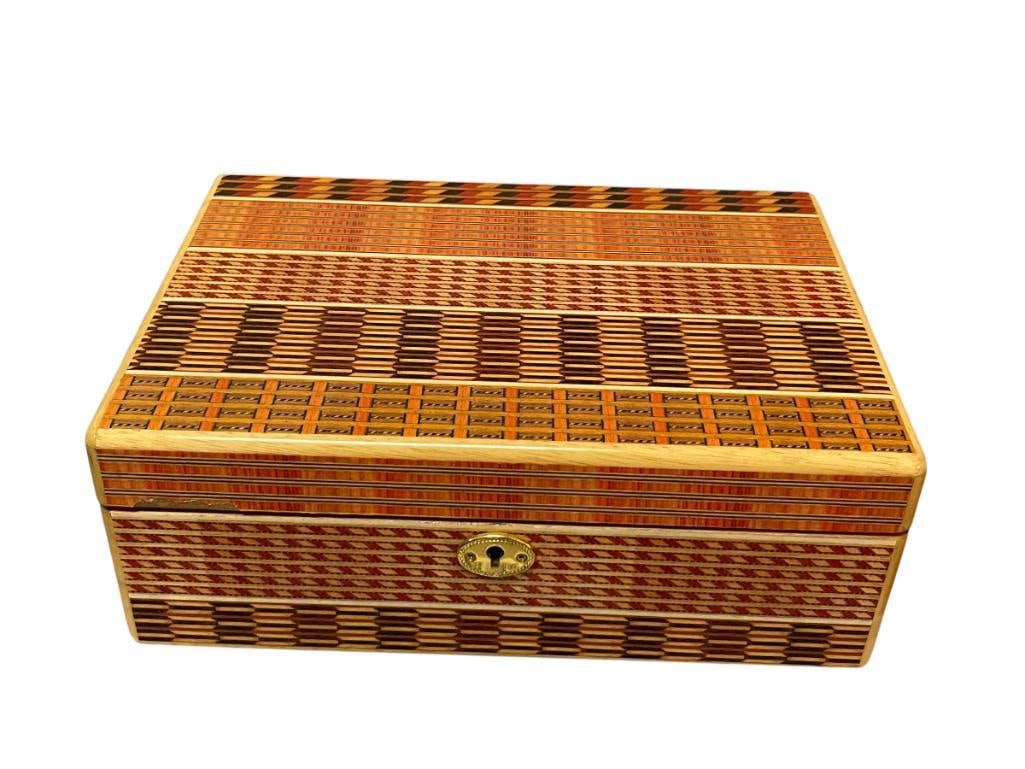INTRICATE INLAID DECORATIVE CIGAR BOX / HUMIDOR WITH KEY AND CIGAR CUTTER (1 of 10)