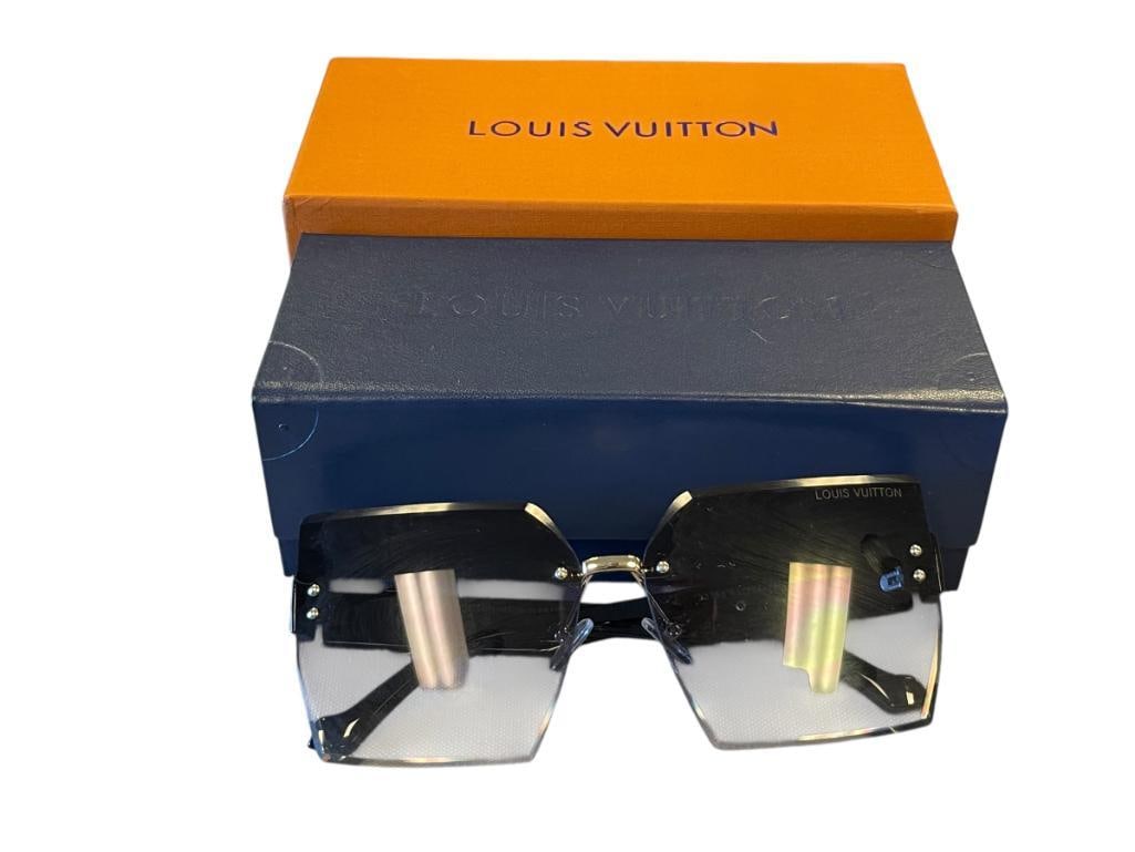 MARKED "LOUIS VUITTON" DESIGNER WOMANS SUNGLASSES (1 of 10)