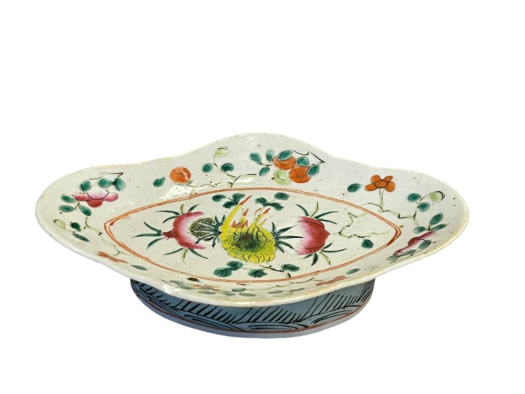 ANTIQUE CHINESE EXPORT PORCELAIN FAMILLE ROSE PEDESTAL TONGZHI DISH: ANTIQUE CHINESE EXPORT FAMILLE ROSE TONGZHI DISH WITH TRADITIONAL FLORAL DESIGN, SMALL CHIP ON THE RIM 8 3/4" X 6 1/8"