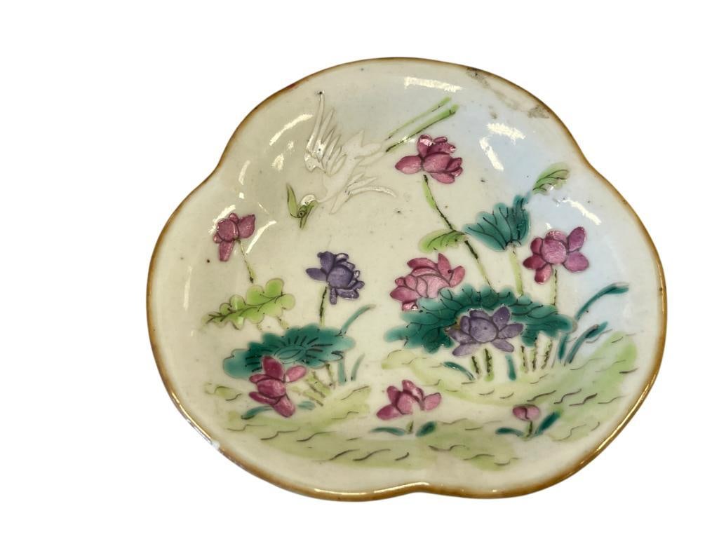 ANTIQUE CHINESE EXPORT PORCELAIN CHRYSANTHEMUM ENAMELED PEDESTAL DISH: CHINESE EXPORT PORCELAIN FLORAL DECORATED ENAMELED PEDESTAL DISH, MARKED ON BOTTOM 4 5/8"