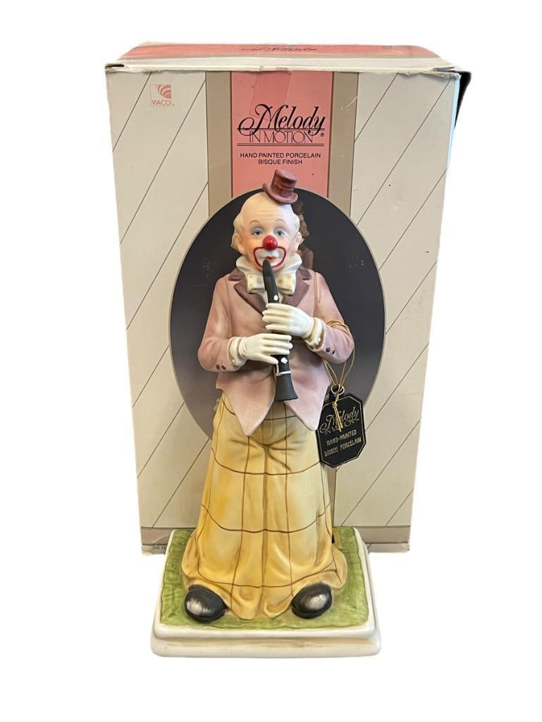 BISQUE PORCELAIN CLARINET CLOWN MELODY IN MOTION FIGURINE PLAYS TUNE "THE ENTERTAINER": 1qBISQUE PORCELAIN HAND PAINTED CLOWN FIGURINE, PLAYS TUNE "THE ENTERTAINER", INCLUDES ORIGINAL BOX 12 3/8" H