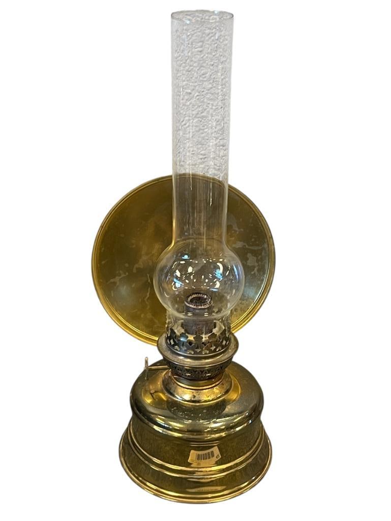 VINTAEG QUEEN ANNE STYLE BRASS REFLECTOR OIL LAMP WITH CLEAR GLASS CHIMNEY: 15 1/4" H, 6 3/8" REFLECTOR