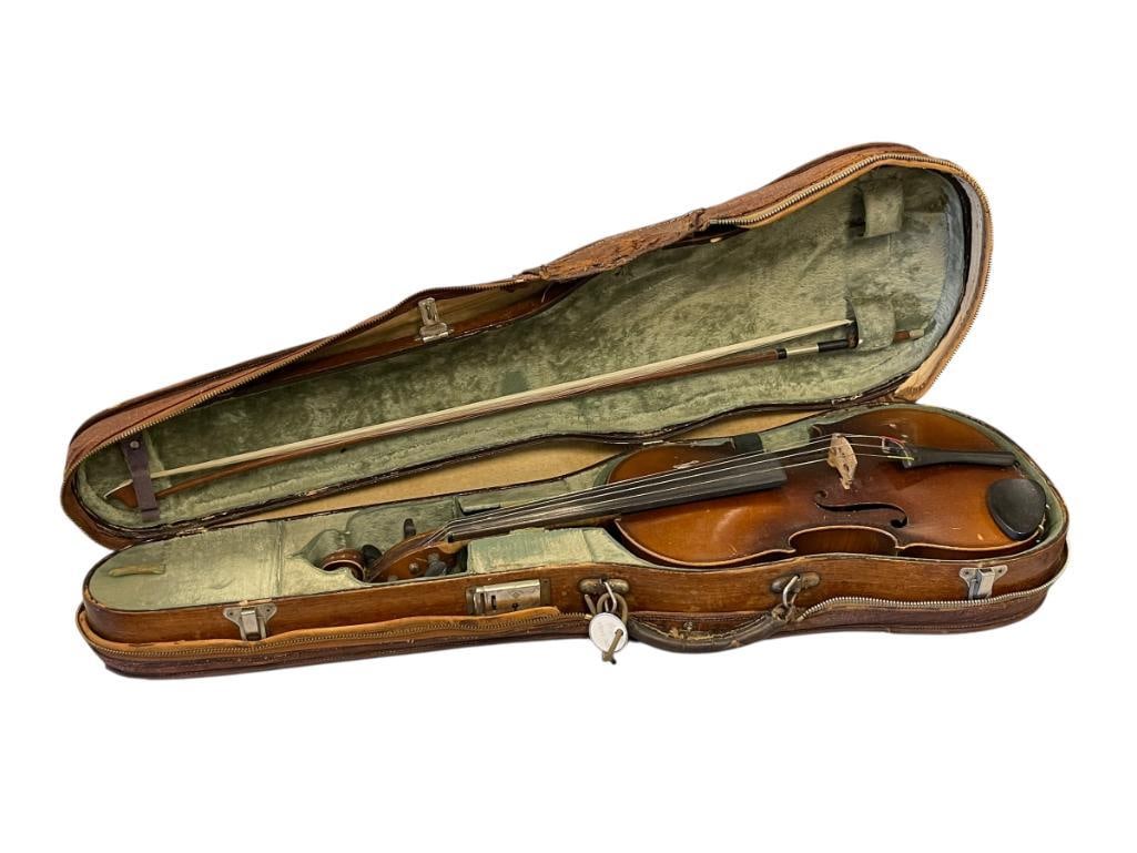ANTIQUE LYON AND HEALY GERMAN MADE VIOLIN WITH CASE AND TORTOISE SHELL HANDLED BOW (1 of 19)