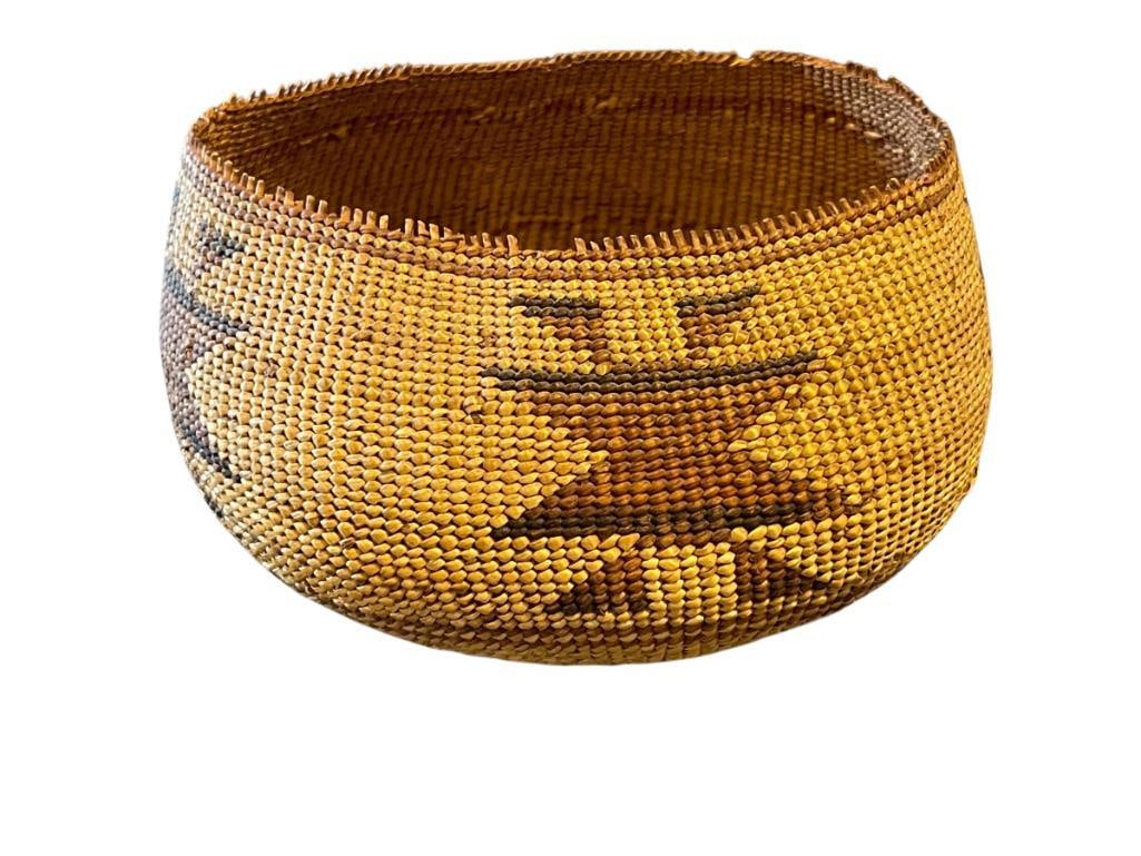 19TH / 20TH CENTURY NATIVE AMERICAN CALIFORNIA HUPA URIE INDIAN BASKET WITH GEOMETRIC DESIGN (1 of 9)