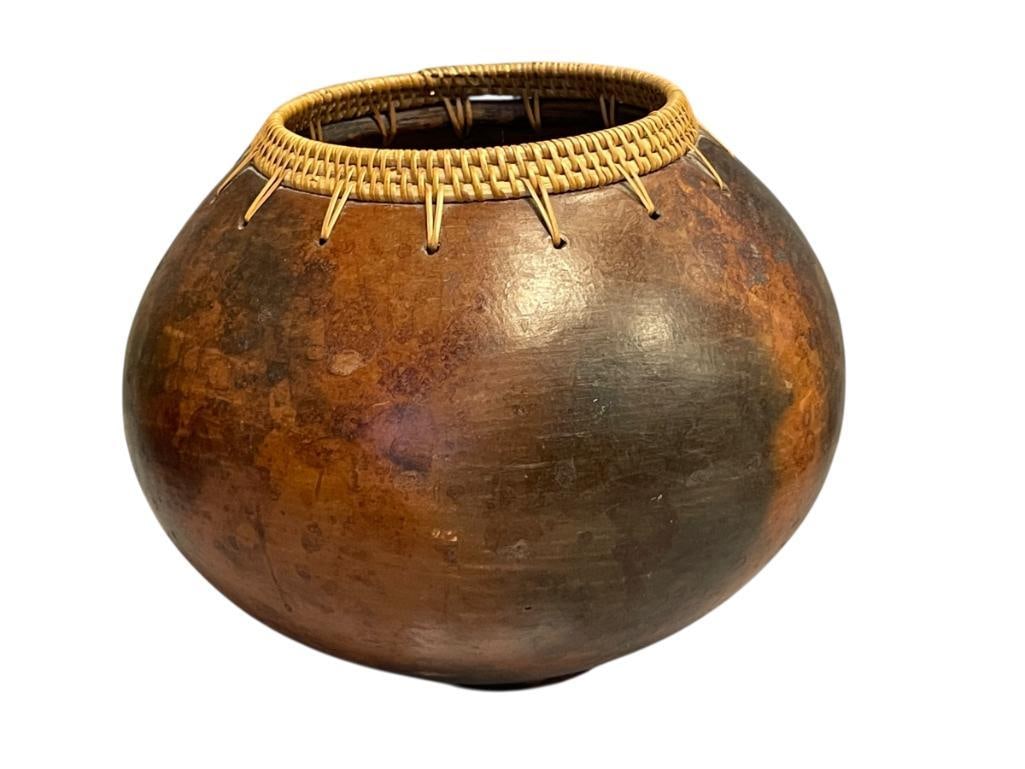 LATE 20TH CENTURY HAND MADE NATIVE AMERICAN CLAY POTTERY BOWL / VESSEL WITH INTRICATE WOVEN RIM (1 of 7)