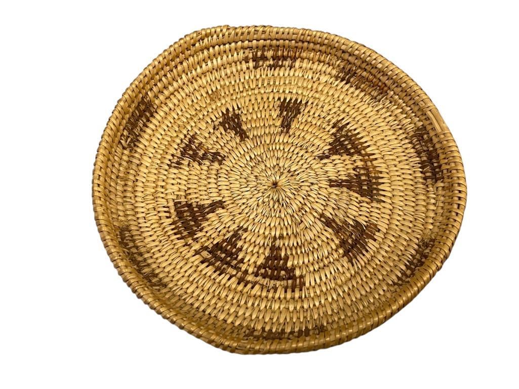 1930'S NORTHERN PAIUTE NATIVE AMERICAN HAND CRAFTED ROUND TRAY TRIANGULAR DESIGN: TIGHTLY WOVEN BASKET WITH TRINGLE DESIGN, HAS PUDDY RESIDUE ON BOTTOM 6 1/2" ROUND