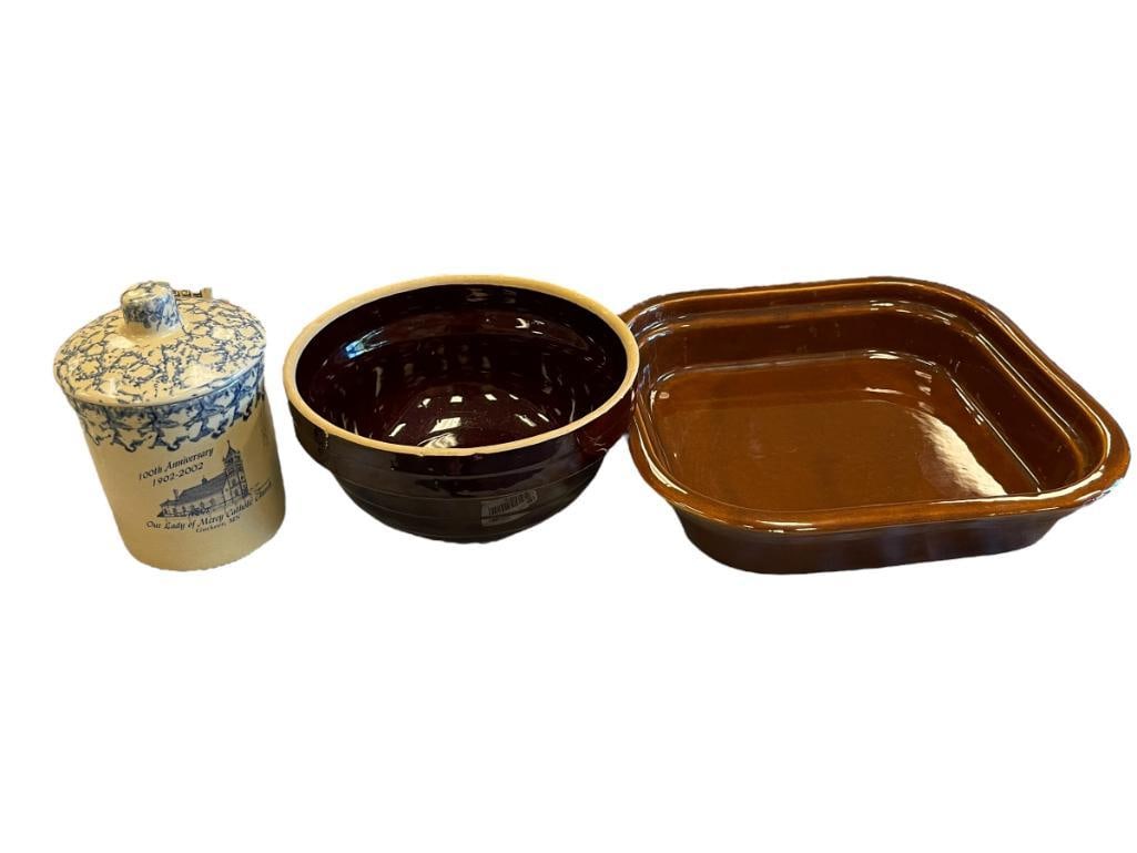 VINTAGE POTTERY BROWN COOKWARE MARKED USA AND A ROSEVILLE POTTERY KITCHEN CANISTER: LARGE BROWN SQUARE POTTERY CASSEROLE DISH MARKED USA, A POTTERY MIXING BOWL MARKED 9 INCH AND A MONOGRAMMED ROSEVILLE 1 QT SPONGE PAINTED CANISTER JAR, MIXING BOWL HAS SOME SCRATCHES INSIDE DUE