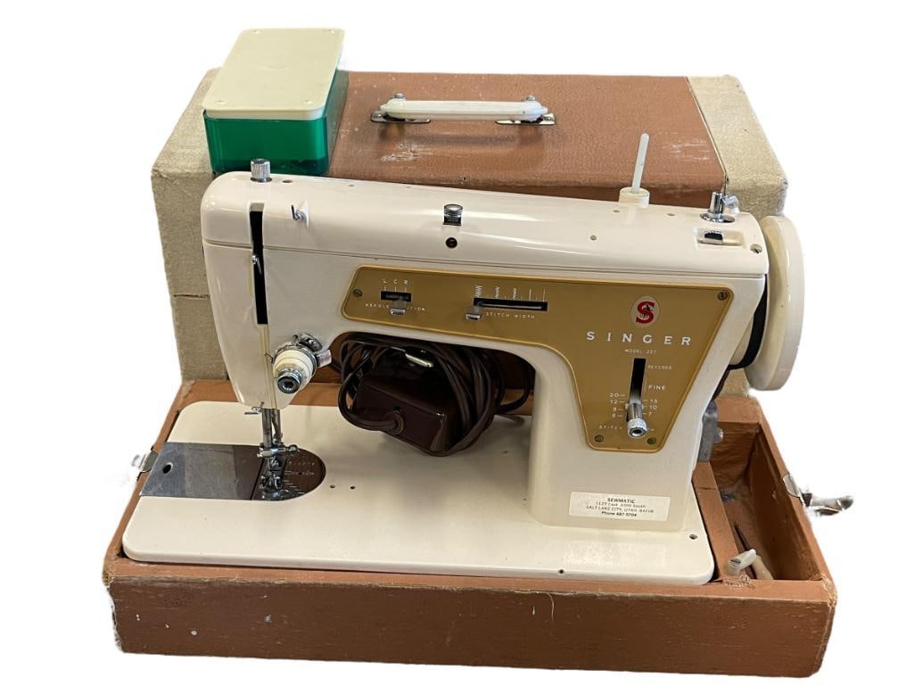 VINTAGE SINGER ELECTRIC SEWING MACHINE MODEL 237 INCLUDES ACCESSORIES, FOOT PEDAL AND CASE (1 of 10)