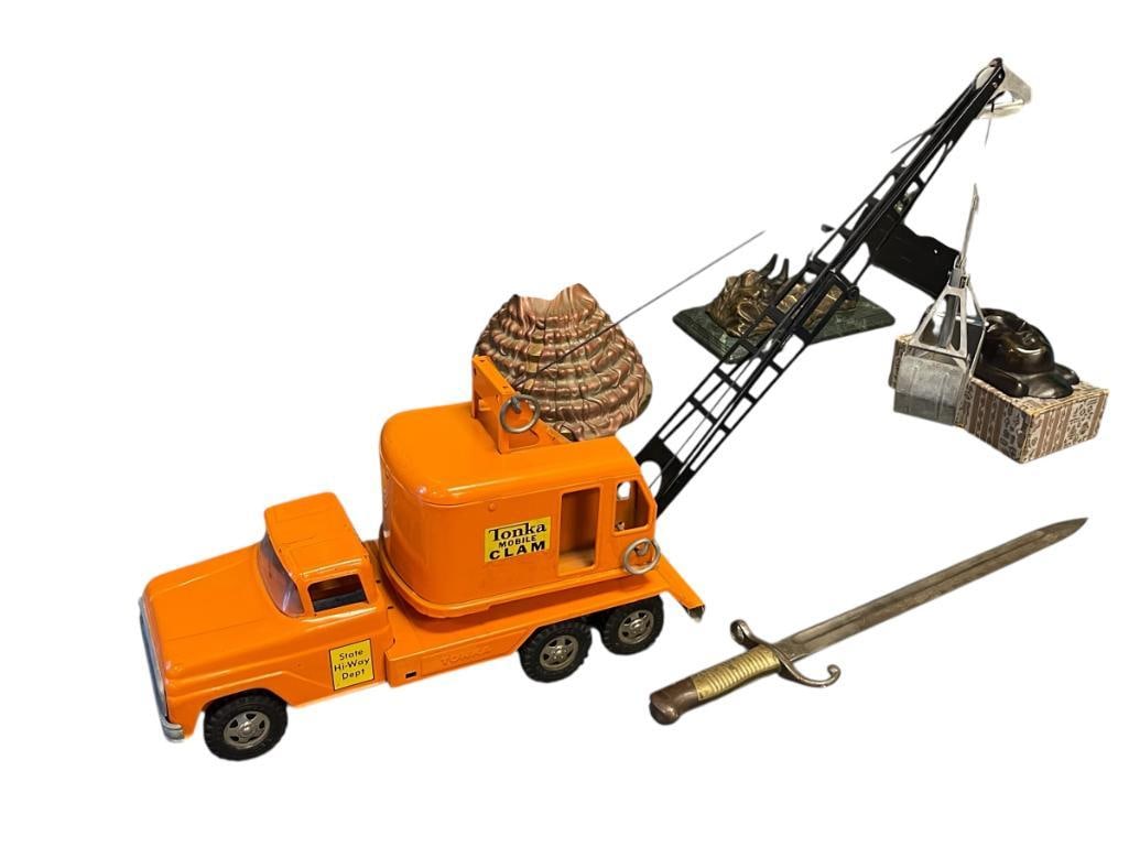 CIRCA 1960'S TONKA MOBILE CLAM STATE HI-WAY DEPT. PRESSED STEEL TOY BUCKET TRUCK (1 of 12)