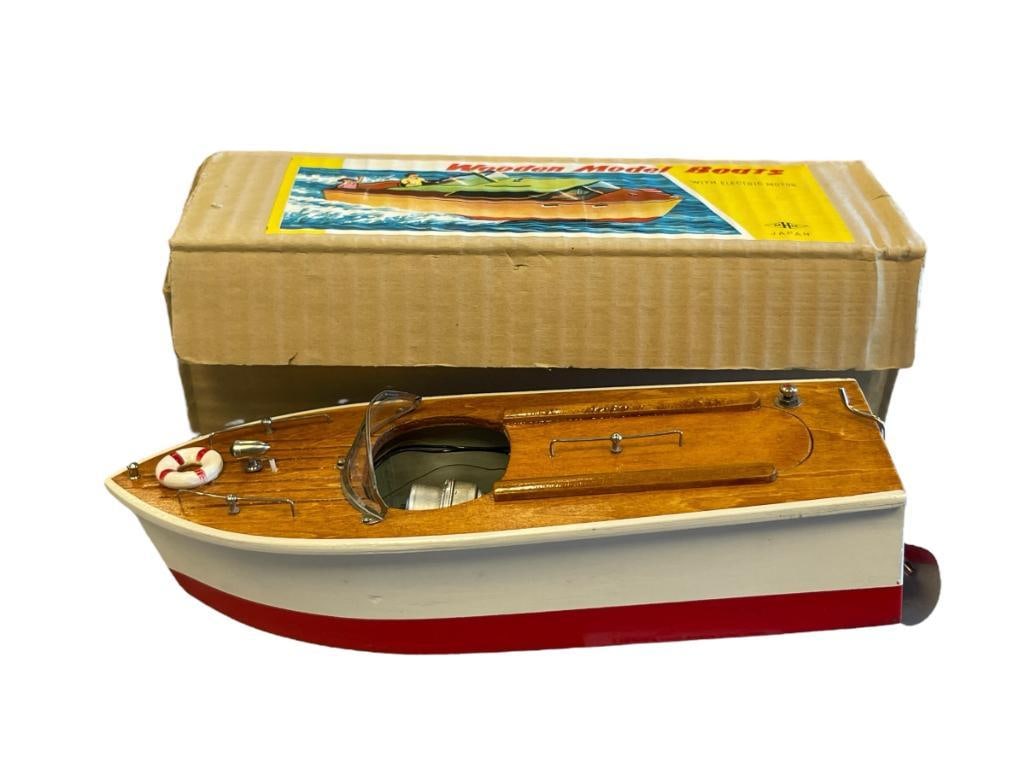 VINTAGE MID-CENTURY JAPANESE WOODEN ELECTRIC BOAT MODEL FROM THE 1950'S / 1960'S (1 of 11)