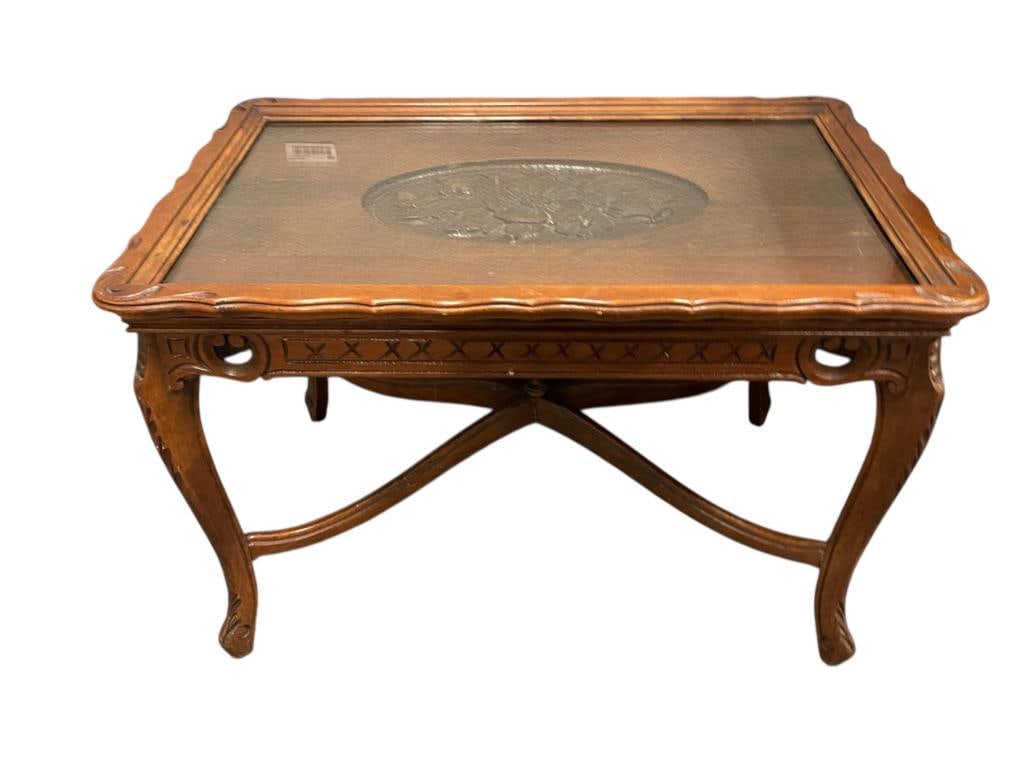 VINTAGE 20TH CENTURY CARVED COFFEE / COCKTAIL TABLE WITH REMOVABLE GLASS TOP TRAY: TABLE FEATURES CARVED FLORAL TOP , SCALLOPED EDGE WITH FLARED LEGS 29" X 19" X 19"