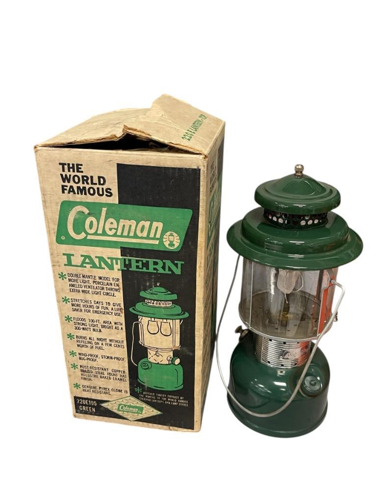 VINTAGE COLEMAN 220 DUAL-MANTLE KEROSENE LANTERN WITH ORIGINAL PYREX / COLEMAN GLOBE (1 of 11)