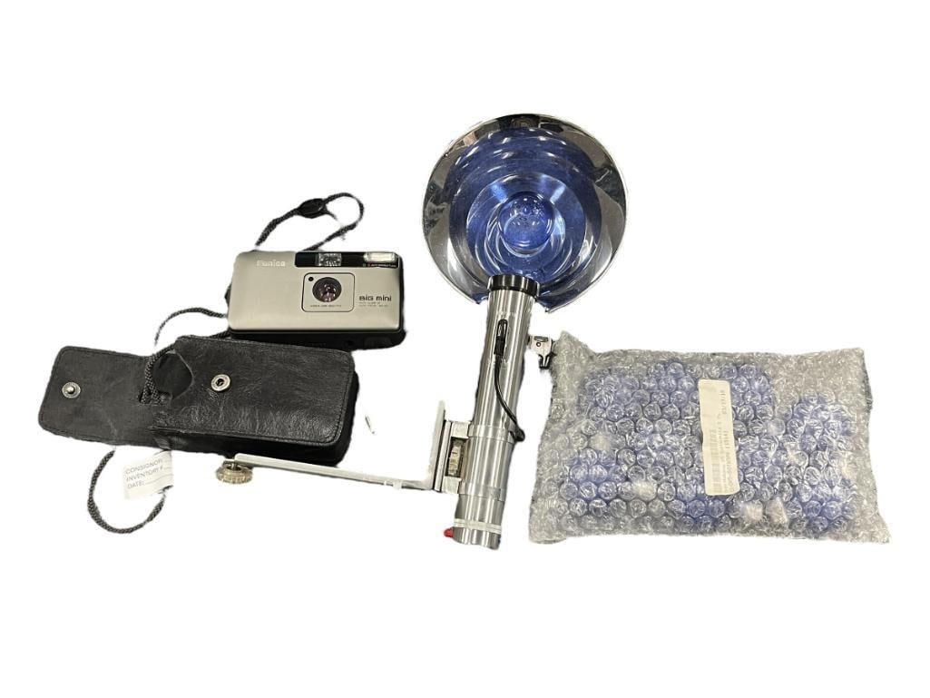 KONICA BIG MINI 35MM FILM CAMERA AND MINICAM FLASH UNIT INCLUDING EXTRA BULBS (1 of 2)