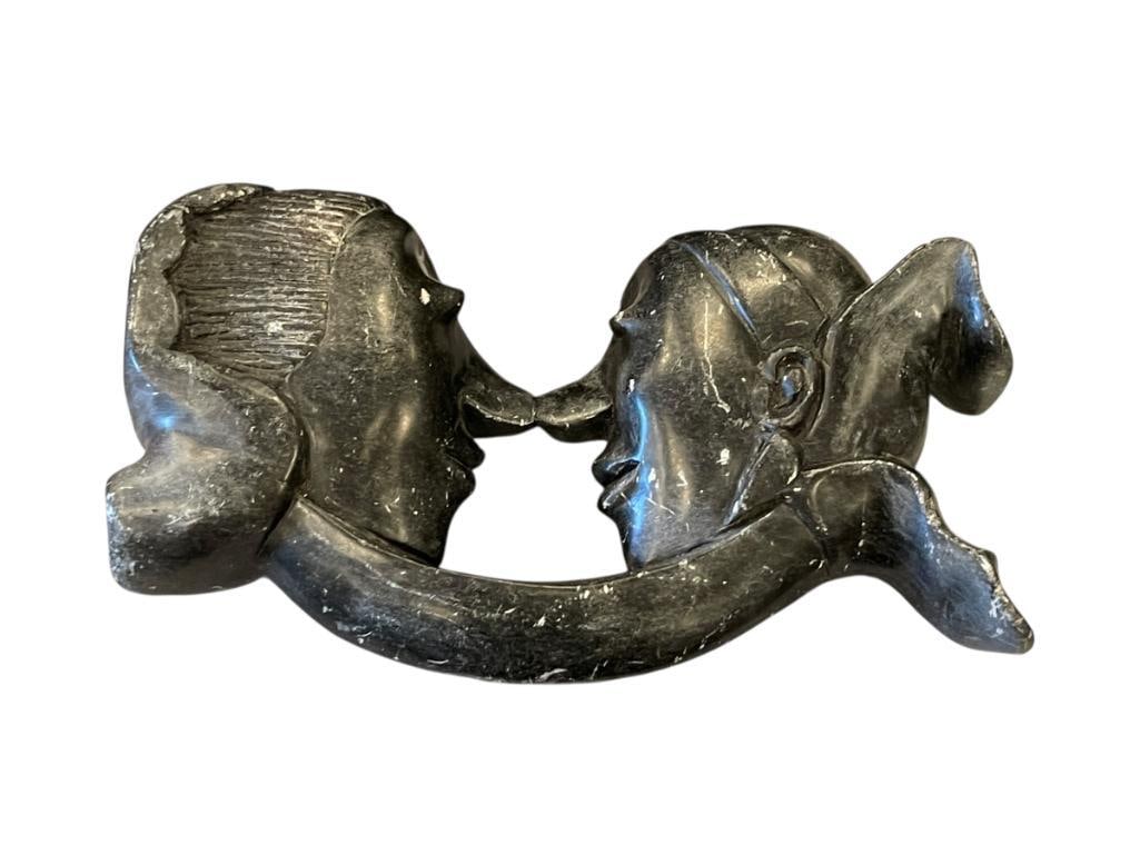 VINTAGE INUIT BLACK SOAPSTONE HAND CARVED ROMANTIC LOVERS SCULPTURE (1 of 9)