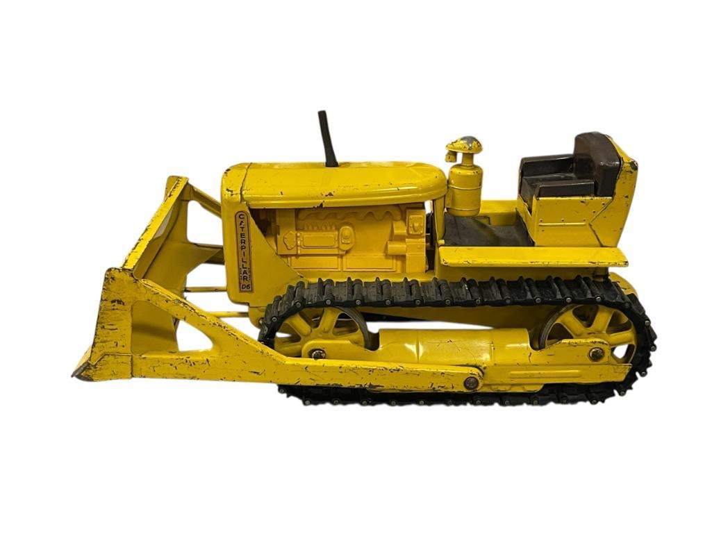 VINTAGE 1950'S DOEPKE CATERPILLAR D6 BULLDOZER PRESSED STEEL TOY: PAINT HAS SOME CHIPS, TRACKS STILL INTACT, 1:12 SCALE 15" L
