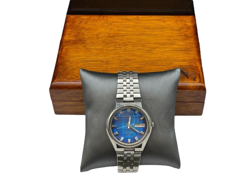 VINTAGE 1970'S MEN'S SEIKO SQ 3003 QUARTZ WRISTWATCH:  NOT CURRENTLY RUNNING, DATE AND DAY ADJUST, STAINLESS STEEL BAND AND CASE, IN NAUTICA WOODEN CASE 35MM CASE
