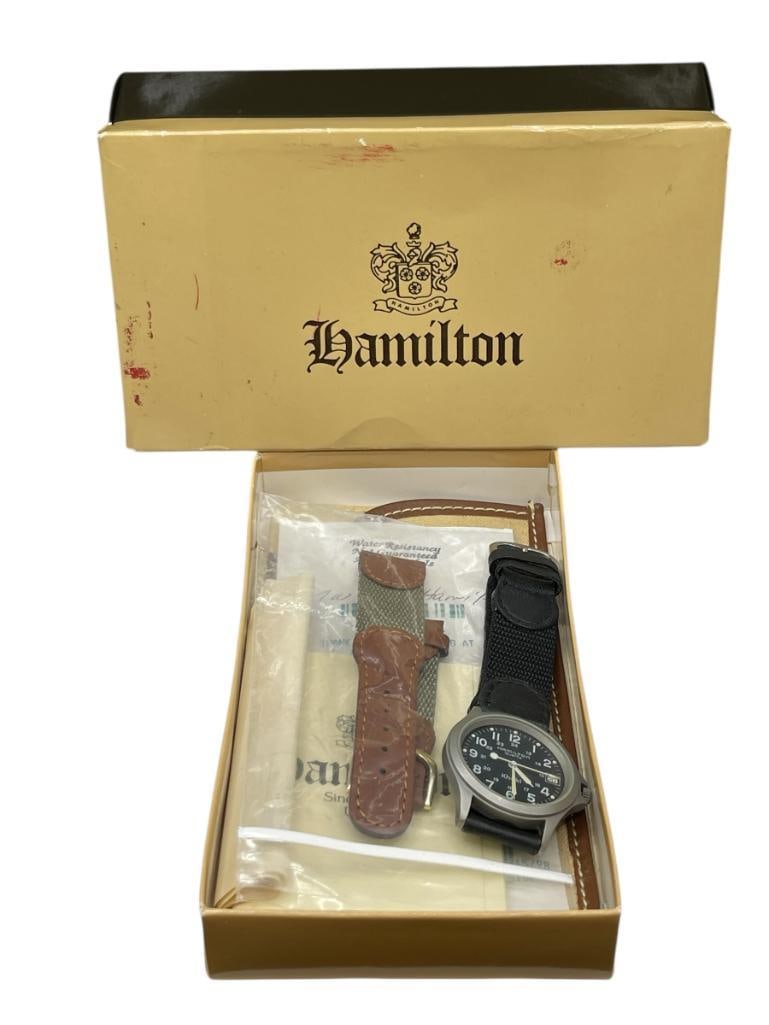MEN'S HAMILTON KHAKI KING 9445B QUARTZ WRISTWATCH: A FIELD WATCH MODEL WITH MILITARY INSPIRED DESIGN, ARABIC NUMERALS, DATE WINDOW, INCLUDES ORIGINAL BOX, PURCHASE RECEIPT FROM MACY'S, AND EXTRA LEATHER ACCENTED BAND, NEEDS BATTERY BUT IN GREAT CONDIT