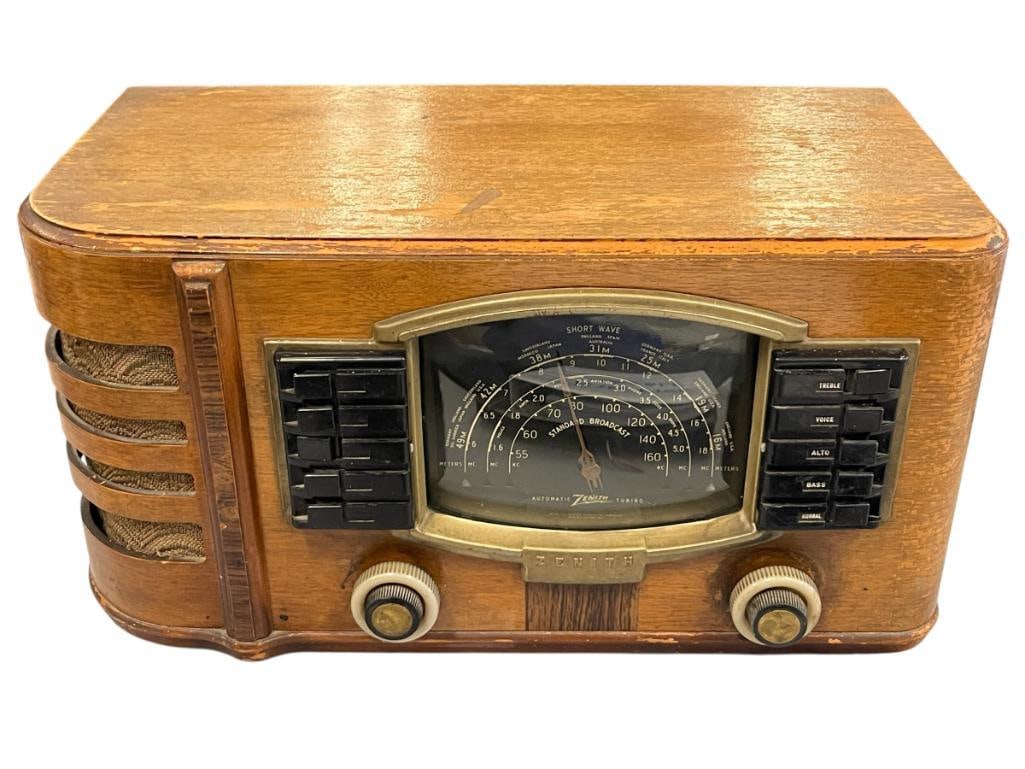 VINTAGE 1940'S ZENITH MODEL 7S633 TUBE RADIO: FEATURES FIVE TONE BUTTONS AND FIVE STATION PRESETS, CABINET SHOWS WEAR, NO MISSING BUTTNS OR KNOBS, POWERS ON 19" X 10" X 10 1/4"