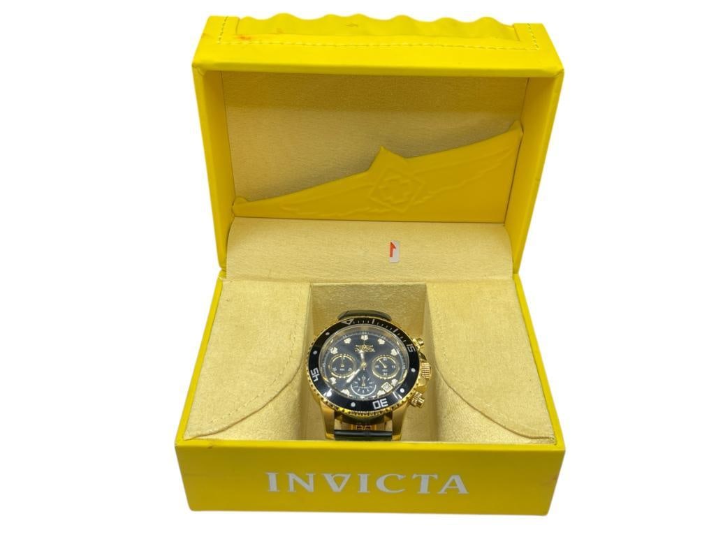 MEN'S INVICTA CHRONOGRAPH WRISTWATCH FEATURING BLACK AND GOLD TONE STAINLESS STEEL CASE: 200 METERS WATER RESISTANT, PRO DIVER SERIES, FLAME FUSION CRYSTAL, NEEDS BATTERY, LIKE-NEW CONDITION, INCLUDES ORIGINAL BOX, GENUINE LEATHER BAND 46MM CASE