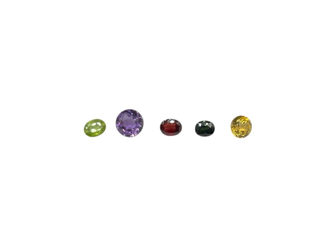 10.00CTS OF ASSORTED GEMSTONES INCLUDING GREEN SAPPHIRE AND PERIDOT (1 of 6)
