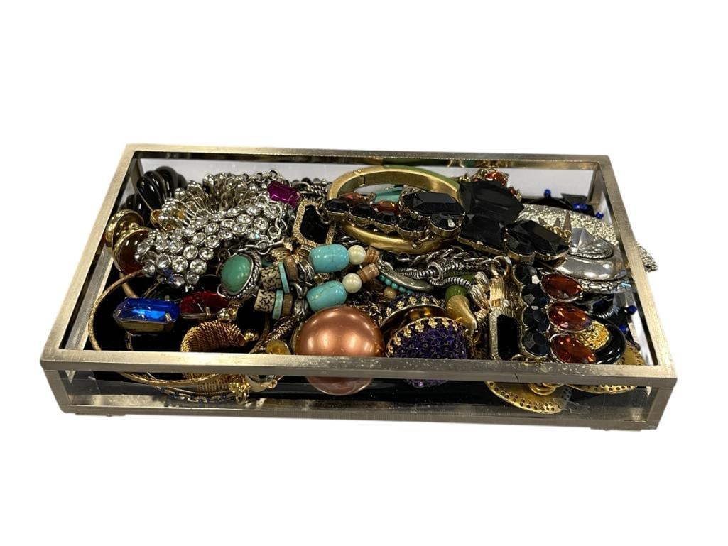 VANITY TRAY FILLED WITH WOMENS COSTUE JEWELRY: INCLUDES 22 PIECES OF JEWELRY BRACELETS, EARRINGS, AND BRACELTS 9" X 5" TRAY