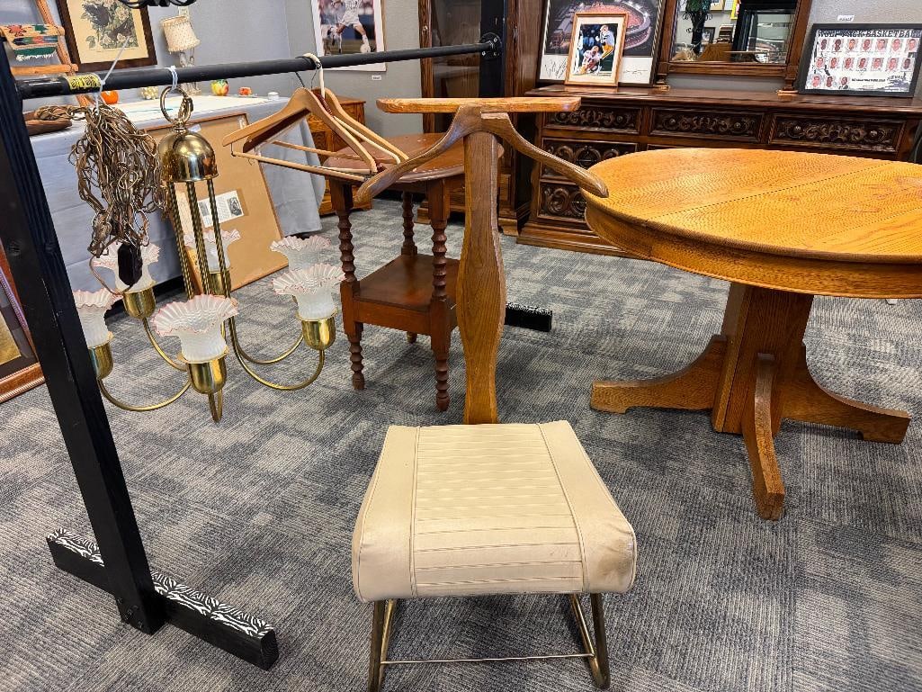 1964 THE SETWELL COMPANY MID-CENTURY VALET CHAIR: OAK HANGER WITH BRASS FINISH METAL BASE AND VINYL UPHOLSTERED SEAT, HANGER HAS A PIECE MISSING ON THE TOP RIGHT 38" H