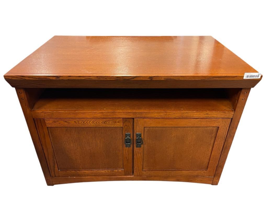 MODERN MISSION STYLE OAK TV STAND CABINET: FEATURING DUAL CABINET DOOR DESIGN, SLIDE-OUT DVD RACK, CONSOLE SPACE CUTOUT, GOOD CONDITION 40" X 24" X 29"