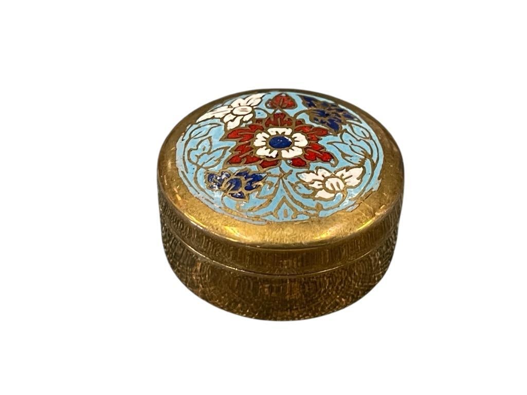 VINTAGE CHINESE ENAMELED BRASS TRINKET / PILL BOX (1 of 4)