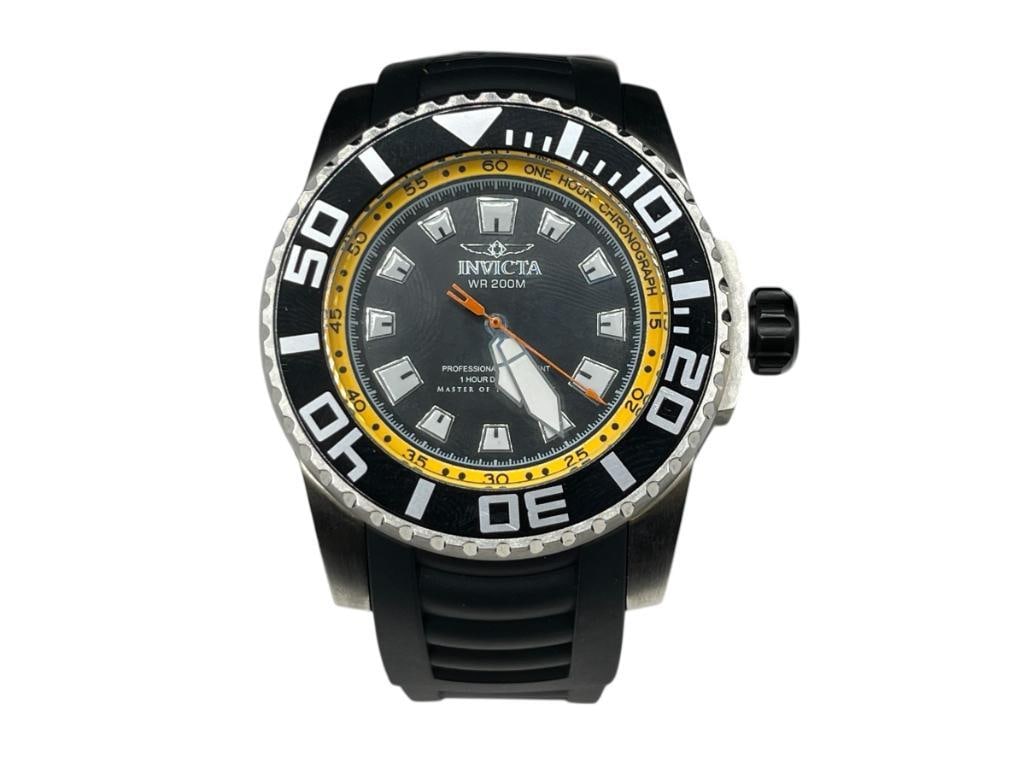 MEN'S INVICTA PRO DIVER WRISTWATCH MDOEL NO. 14659: FEATURING FLAME-FUSION CRYSTAL, STAINLESS STEEL CASE AND POLYURETHANE BAND, 200M WATER RESISTANT, SWISS MOVEMENT, NEEDS BATTERY BUT IN LIKE-NEW CONDITION, ONE HOUR CHRONOGRAPH, BLACK DIAL WITH LUMINOU