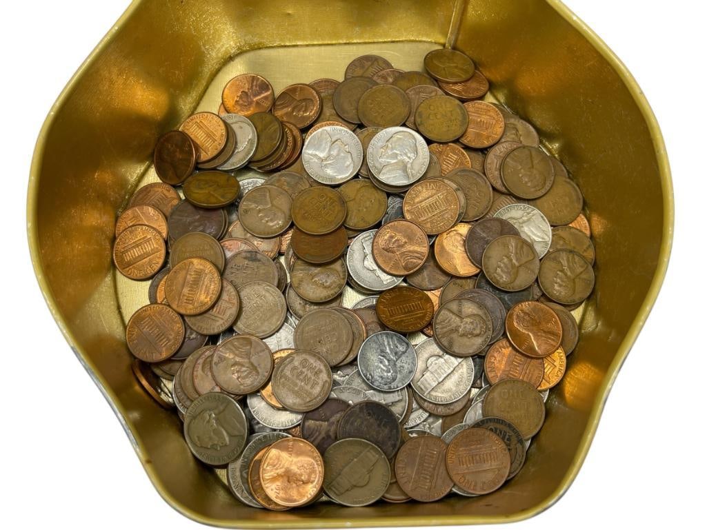 U.S. COINS INCLUDING WHEAT CENTS, STEEL CENTS, JEFFERSON NICKELS, AND MORE IN VINTAGE TIN: TIN IS 6 1/2" X 3"