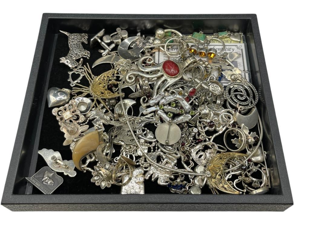 ASSORTED STERLING SILVER SCRAP JEWELRY INCLUDING SOME WEARABLE PIECES: INCLUDES SOME SIGNED PIECES, UNUSUAL PENDANTS, AND MORE APPROX. 475 GRAMS 