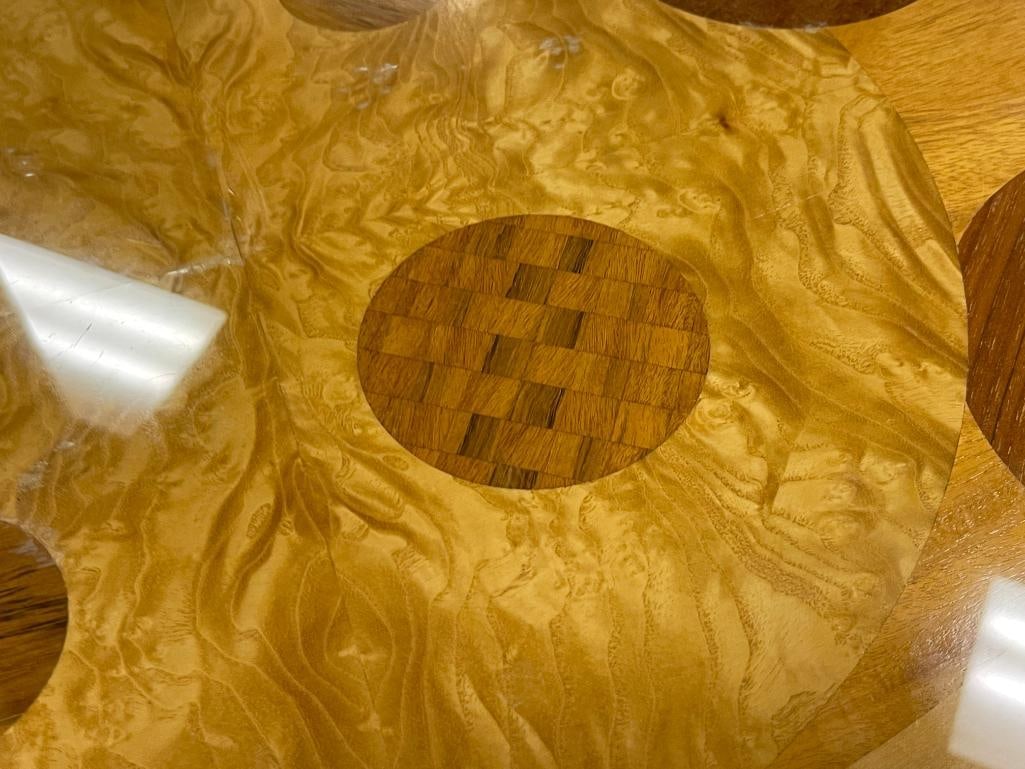 1970'S BAKER FURNITURE ART DECO STYLED TABLE WITH DISTINCT CONTRASTING WOOD INLAY TOP - 3