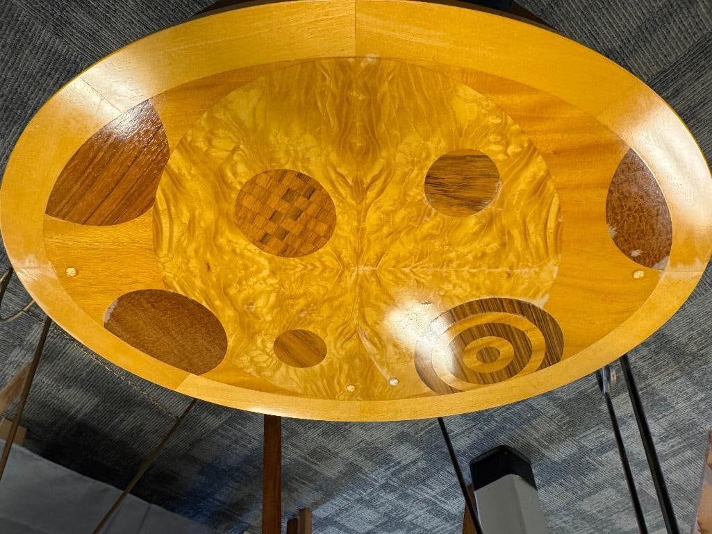 1970'S BAKER FURNITURE ART DECO STYLED TABLE WITH DISTINCT CONTRASTING WOOD INLAY TOP - 7