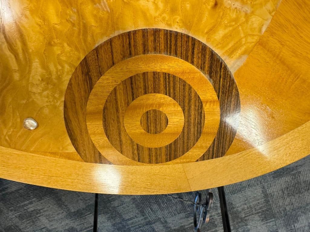 1970'S BAKER FURNITURE ART DECO STYLED TABLE WITH DISTINCT CONTRASTING WOOD INLAY TOP - 8