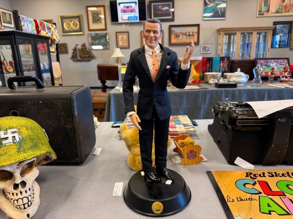 THE FRANKLIN MINT MUSICAL PORTRAIT DOLL PORCELAIN DOLL OF FRANK SINATRA 'OL BLUE EYES (1 of 7)