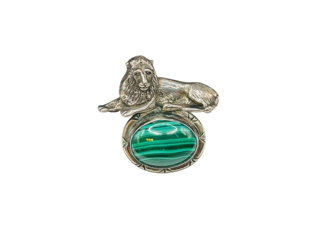 VINTAGE STERLING SILVER RESTING LION BROOCH FEATURING AN OVAL CABOCHON MALACHITE (1 of 6)
