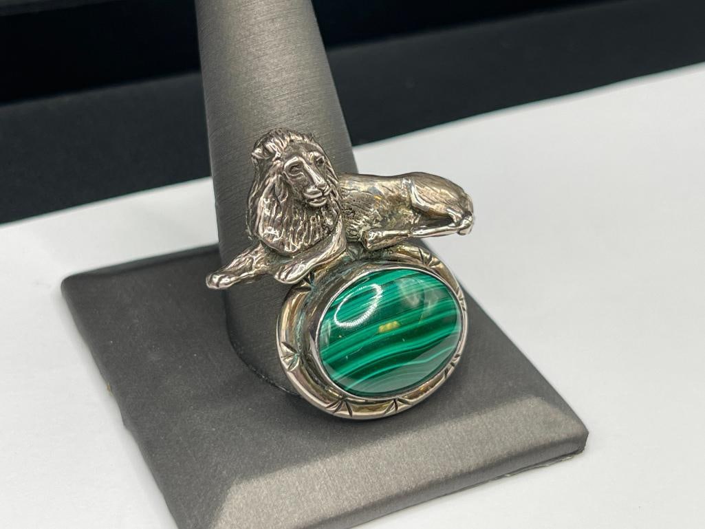 VINTAGE STERLING SILVER RESTING LION BROOCH FEATURING AN OVAL CABOCHON MALACHITE - 2